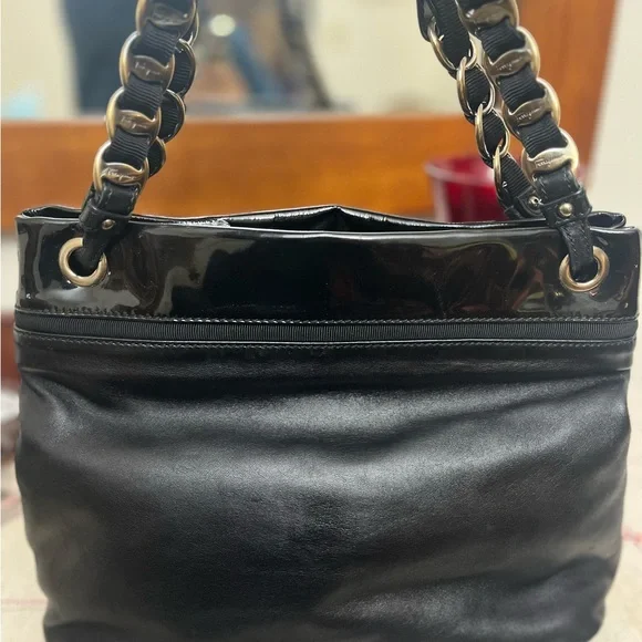 Salvatore Ferragamo Black Patent Soft Leather Shoulder Bag Magnetic Close - Picture 7 of 15